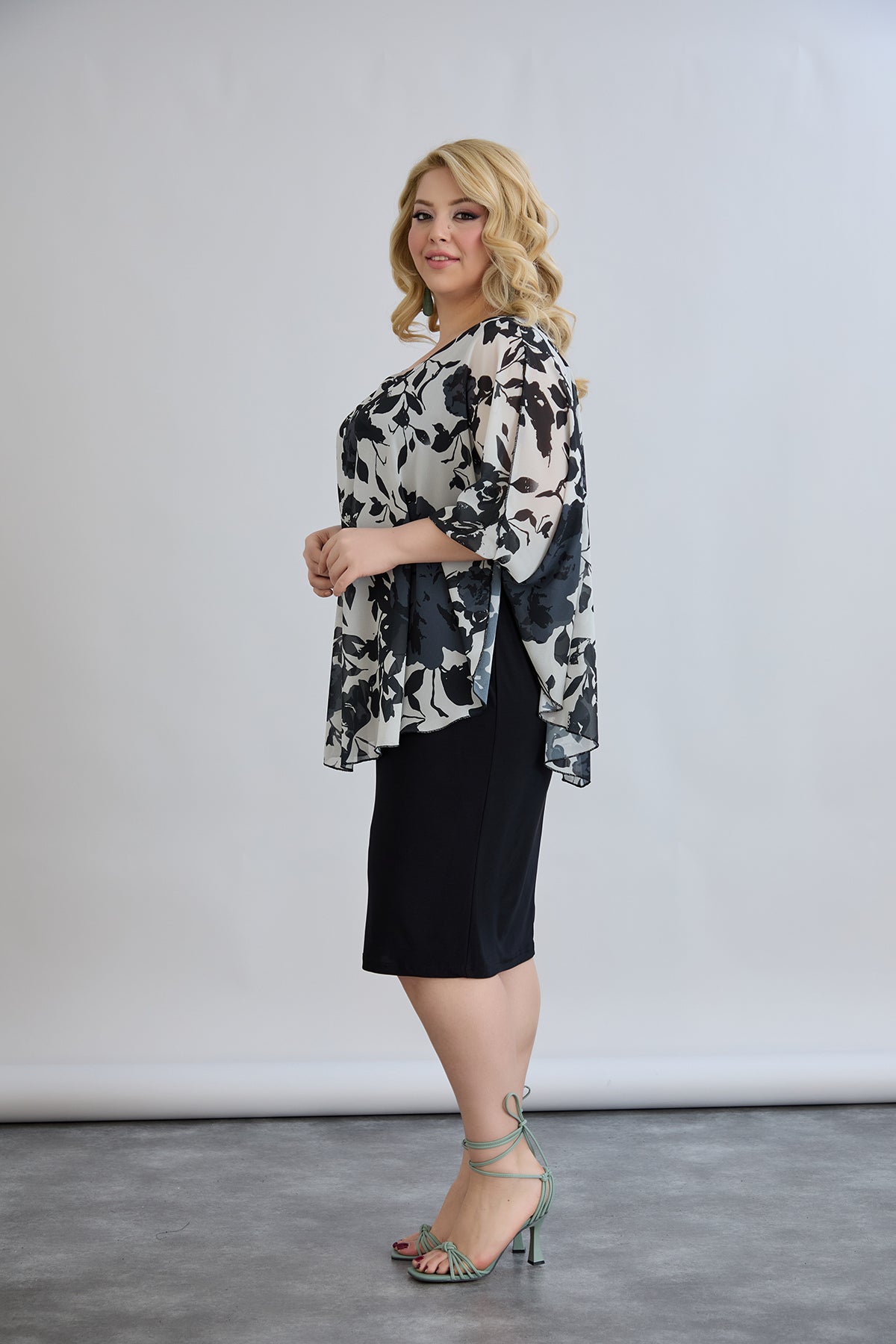 Rochie marime mare din sifon cu accent pe umeri - flori