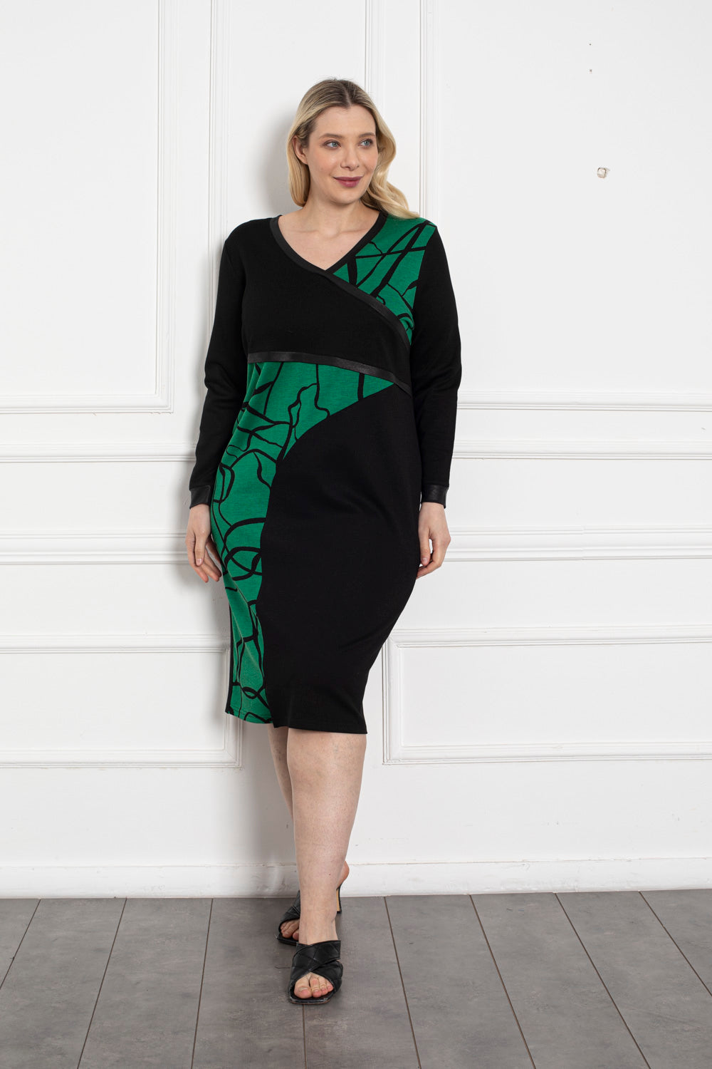 Rochie marime mare cu accente colorate si piele - verde