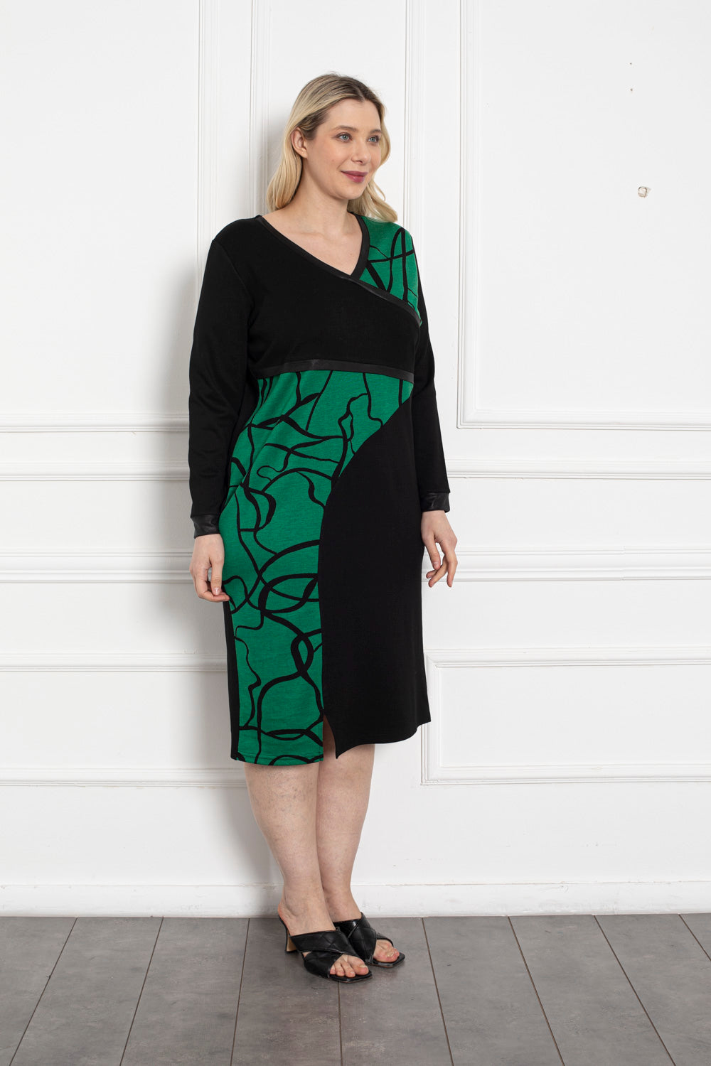 Rochie marime mare cu accente colorate si piele - verde