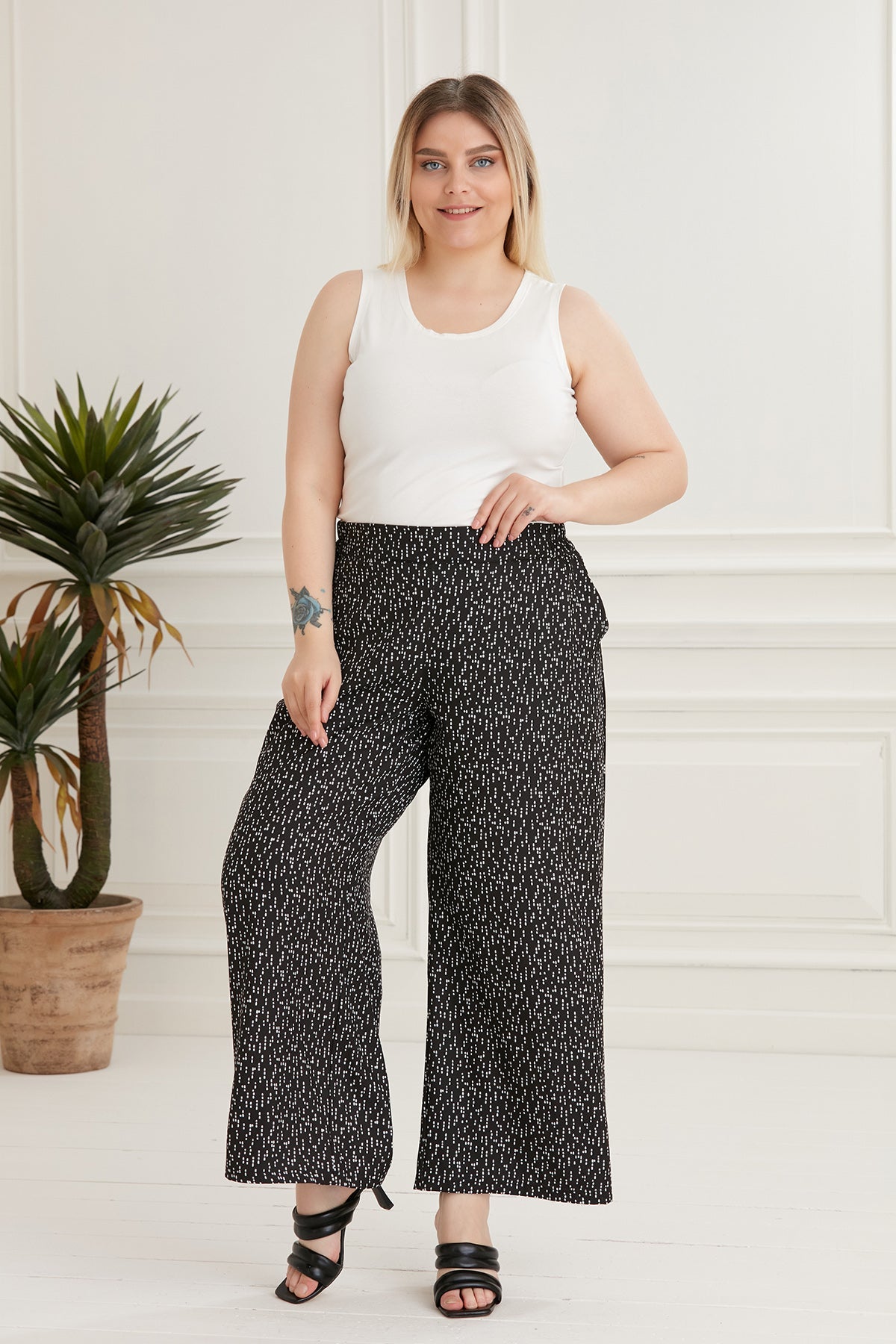 Pantalon evazat tip fusta-pantalon marime mare cu puncte