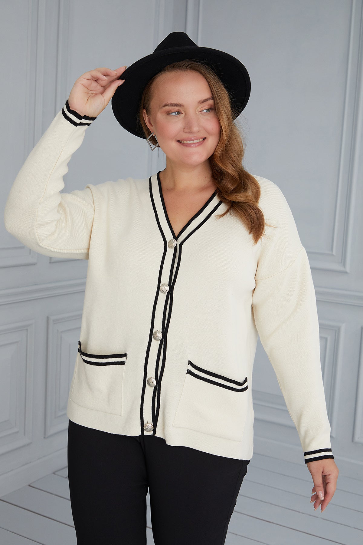 Cardigan marime mare elegant cu nasturi - ecru